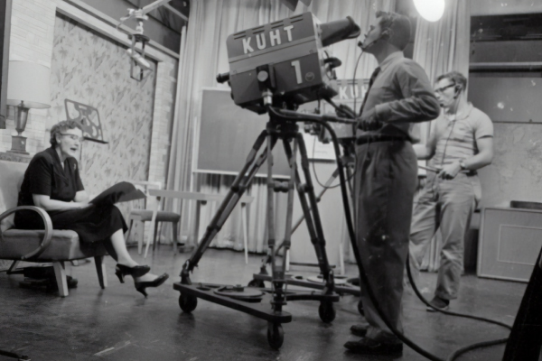 Imagen en blanco y negro de un set de grabaciones de TV antiguo 